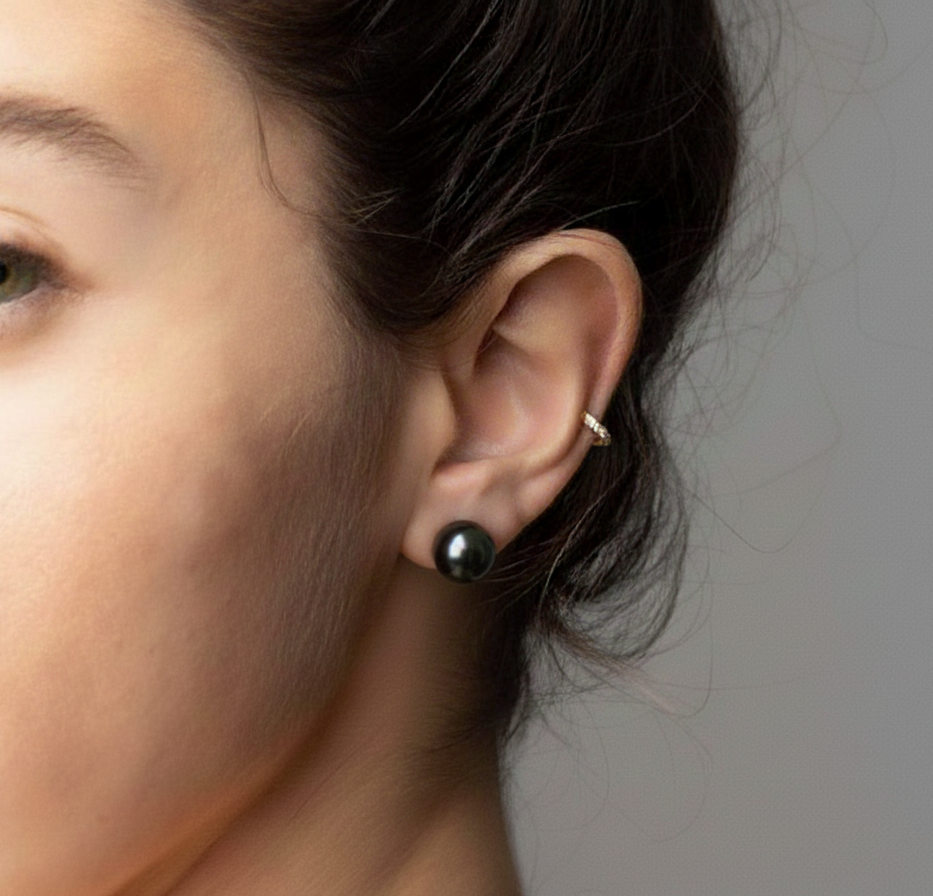 Frau mit Tahiti-Perlen-Ohrstecker