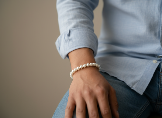 Mann trägt modernen Perlenschmuck am Handgelenk