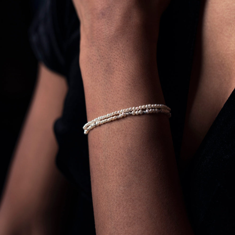 Perlenarmband mit vergoldetem Flügelverschluss am Modell