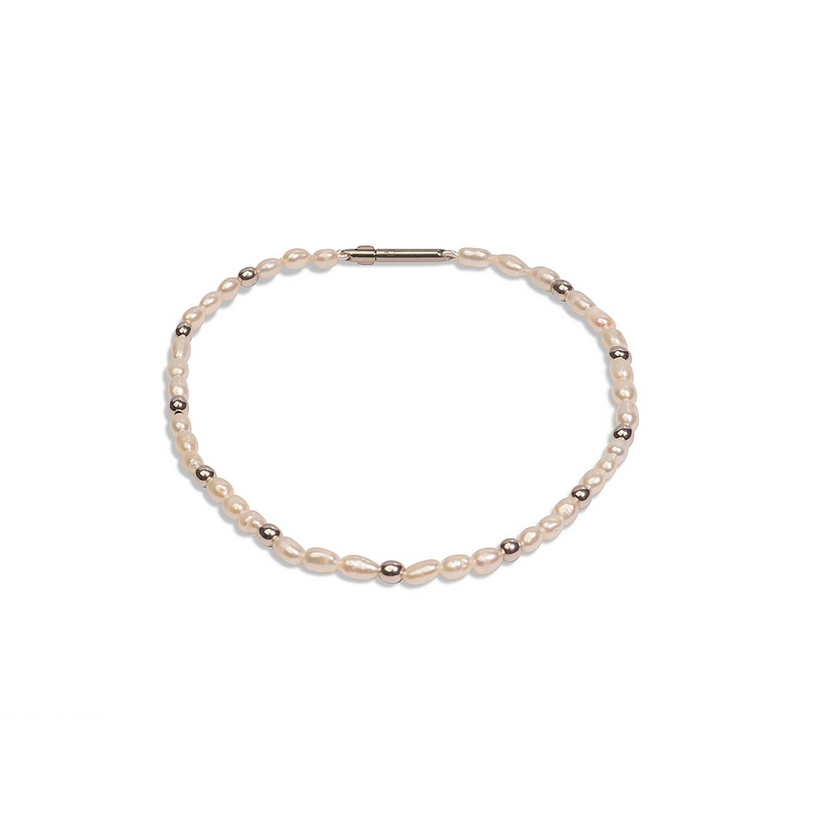  Perlenarmband mit goldenen oder silbernen Kugeln 