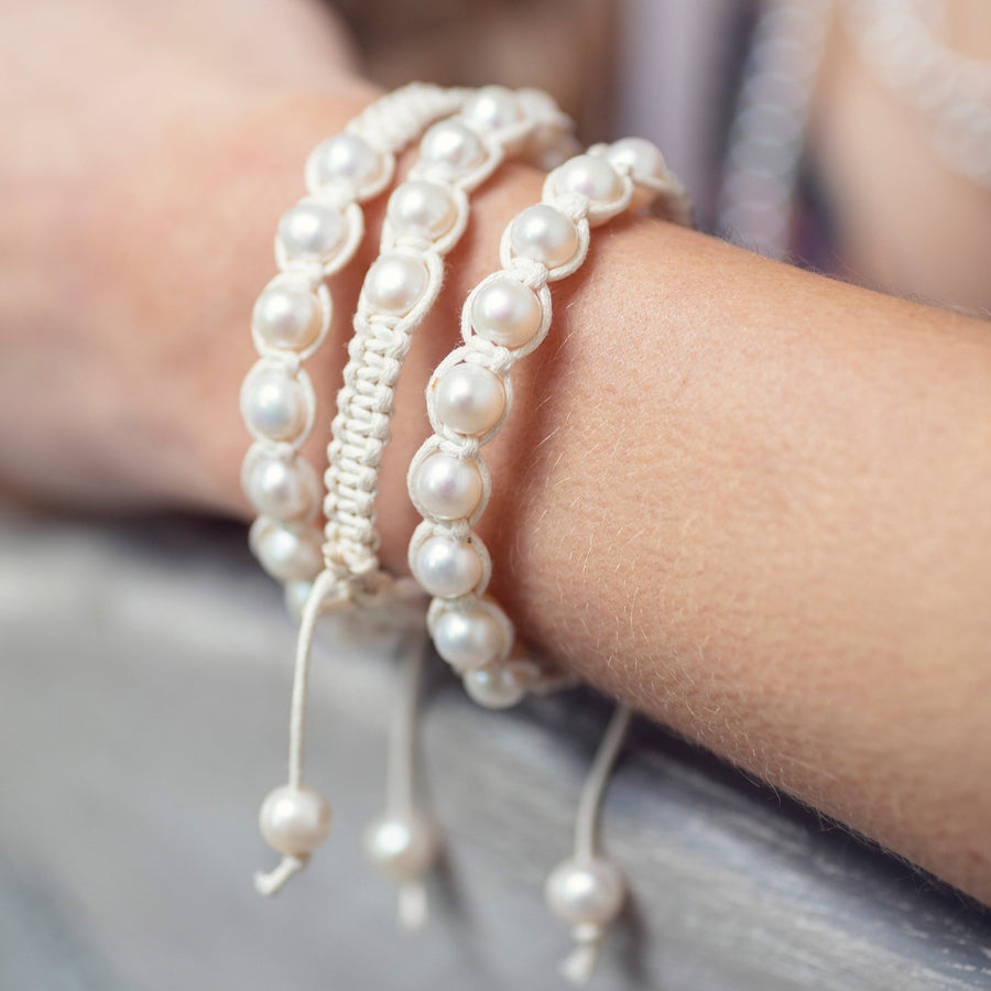 Handgeknüpftes Makramee-Armband mit Perlen am Modell