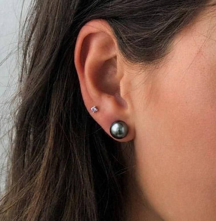 Frau mit 9-10 mm Tahiti-Perlen-Ohrsteckern