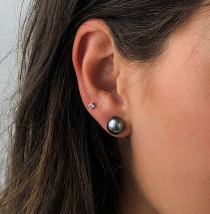 Frau mit 9-10 mm Tahiti-Perlen-Ohrsteckern