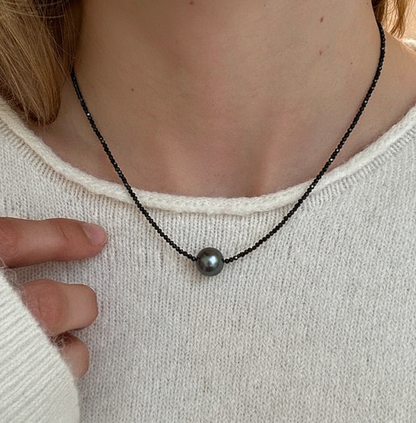 Frau mit Tahiti-Spinell Kette