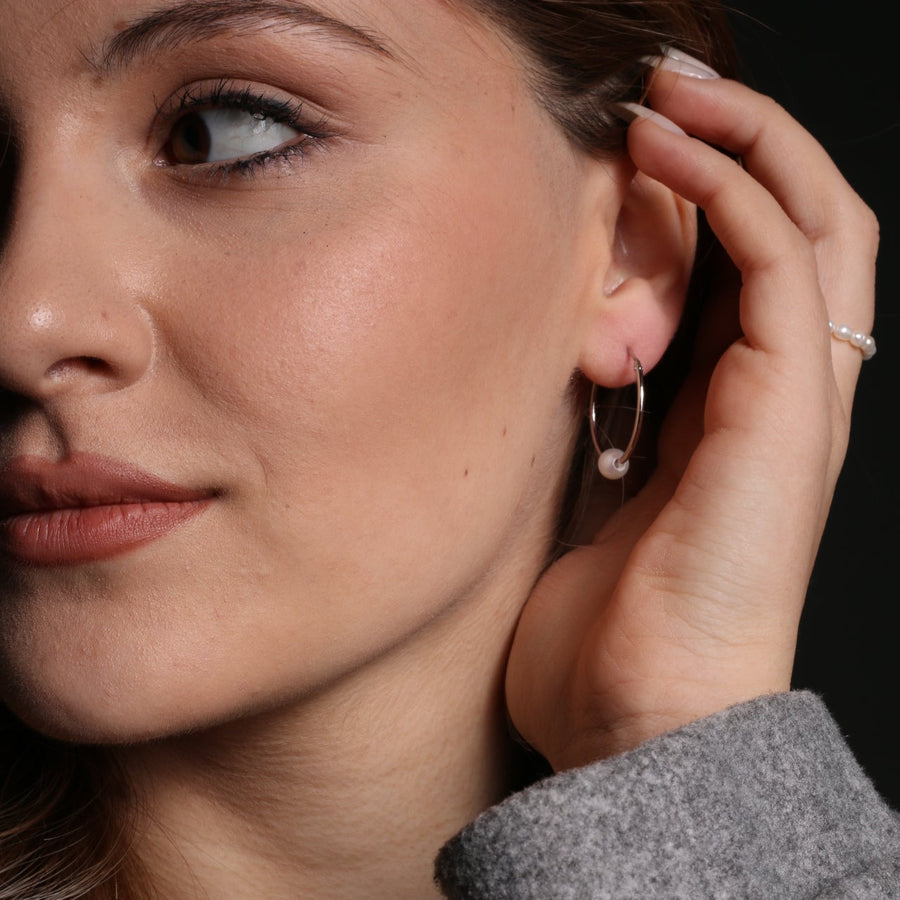 Creole mit Perle in Silber und Gold Vermeil am Modell