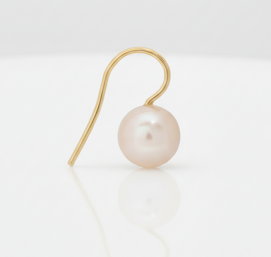 Minimalistische Perlen Ohrhänger mit feinem Ohrhaken in Gold und natürlicher Süßwasserperle. Leicht, zeitlos und vielseitig kombinierbar – moderner Schmuck von VALLÉE.