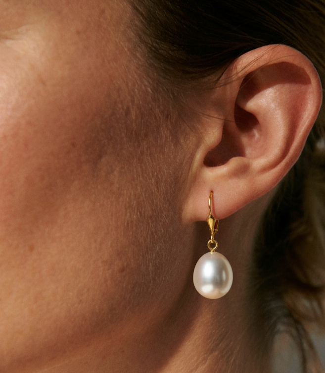 Perlen-Ohrhänger in Gold, Nahansicht