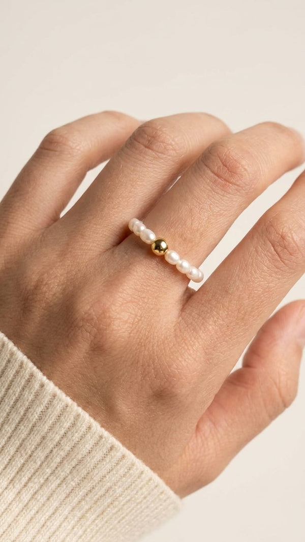 Ring mit echten Süßwasserzuchtperlen und Goldkugel